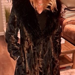 Beautiful ladies coat - size small fits a size 6